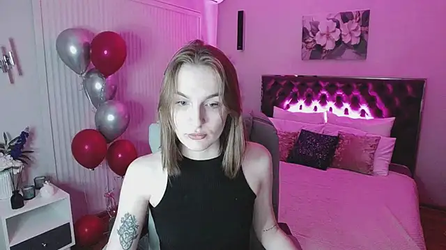 Snapshot of _Vikky_Moon_ chatting on 03-08-25, 01:28  Vikky Moon  online show from 03-08-25, 01:28