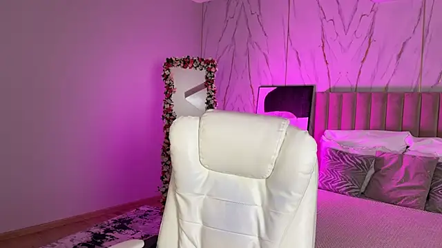 Snapshot of _Vikky_Moon_ chatting on 10-17-25, 01:09  Vikky Moon  online show from 10-17-25, 01:09