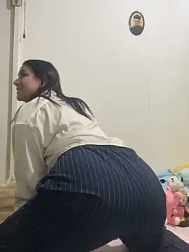 Snapshot of roldanmary chatting on 10-22-25, 02:45 roldanmary online show from 10-22-25, 02:45