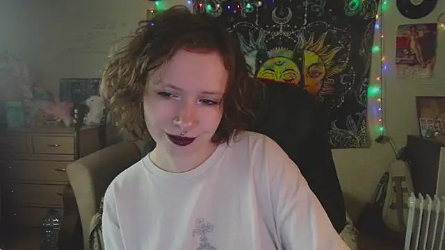 Snapshot of Lil_foxxx chatting on 09-15-25, 10:48 Lil foxxx online show from 09-15-25, 10:48