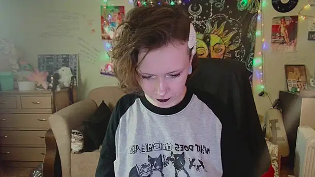 Snapshot of Lil_foxxx chatting on 09-19-25, 10:27 Lil foxxx online show from 09-19-25, 10:27