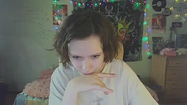 Snapshot of Lil_foxxx chatting on 10-15-25, 12:38 Lil foxxx online show from 10-15-25, 12:38