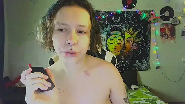 Snapshot of Lil_foxxx chatting on 11-10-25, 10:36 Lil foxxx online show from 11-10-25, 10:36