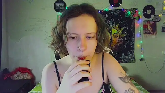 Snapshot of Lil_foxxx chatting on 11-15-25, 11:40 Lil foxxx online show from 11-15-25, 11:40