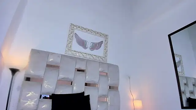 Lola Blondie online show from 11-18-25, 12:20