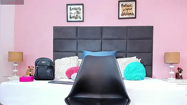 Snapshot of SophiaQueens chatting on 10-18-25, 08:20 SophiaQueens online show from 10-18-25, 08:20