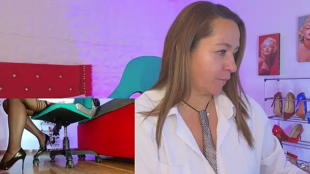 weet Evans    online show from 10-07-25, 03:36