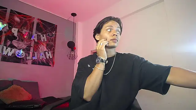 Snapshot of Draco_collins chatting on 10-31-25, 08:21 Draco collins online show from 10-31-25, 08:21