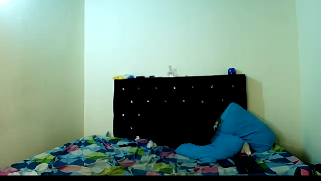 Snapshot of Kymberlyandlucas2 chatting on 09-11-25, 04:12 Kymberlyandlucas2 online show from 09-11-25, 04:12