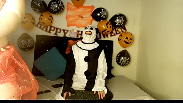 Snapshot of Kymberlyandlucas2 chatting on 10-09-25, 04:43 Kymberlyandlucas2 online show from 10-09-25, 04:43