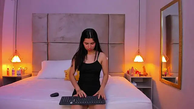 Snapshot of lucianasmith_ chatting on 09-27-25, 12:43 lucianasmith online show from 09-27-25, 12:43