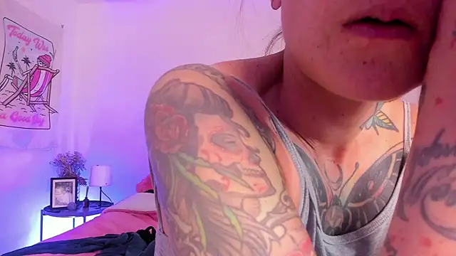 Snapshot of Alessamoth chatting on 09-15-25, 06:52 Alessamoth online show from 09-15-25, 06:52