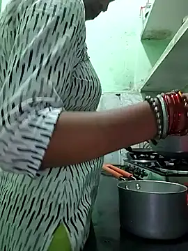 Hotty-Nidhi online show from 10-18-25, 04:41