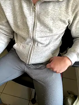 Snapshot of Gusta_bi chatting on 09-15-25, 03:34 Gusta bi online show from 09-15-25, 03:34