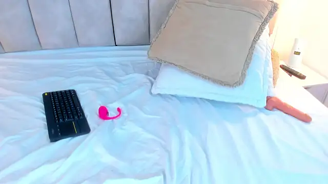 Snapshot of Sofiia_Rossee_ chatting on 03-14-25, 11:32 Sofiia Rossee online show from 03-14-25, 11:32