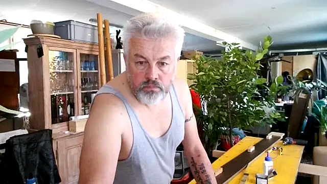 Snapshot of Berg_Boy chatting on 10-31-25, 09:32 Berg Boy online show from 10-31-25, 09:32