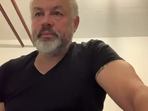 Snapshot of Berg_Boy chatting on 11-20-25, 05:29 Berg Boy online show from 11-20-25, 05:29