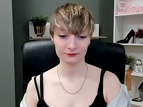 Snapshot of hottieBlair chatting on 09-26-25, 06:17 hottieBlair online show from 09-26-25, 06:17