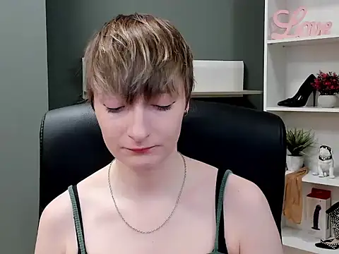 Snapshot of hottieBlair chatting on 10-16-25, 06:14 hottieBlair online show from 10-16-25, 06:14