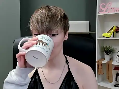 Snapshot of hottieBlair chatting on 10-17-25, 06:49 hottieBlair online show from 10-17-25, 06:49