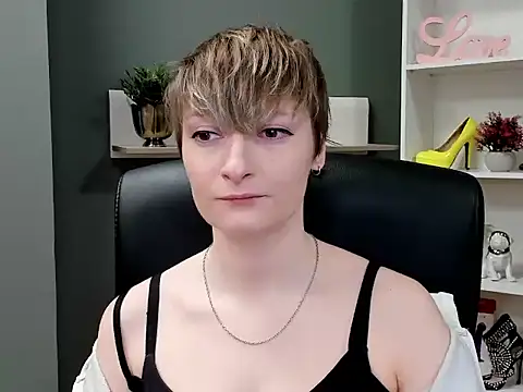 Snapshot of hottieBlair chatting on 10-22-25, 06:13 hottieBlair online show from 10-22-25, 06:13