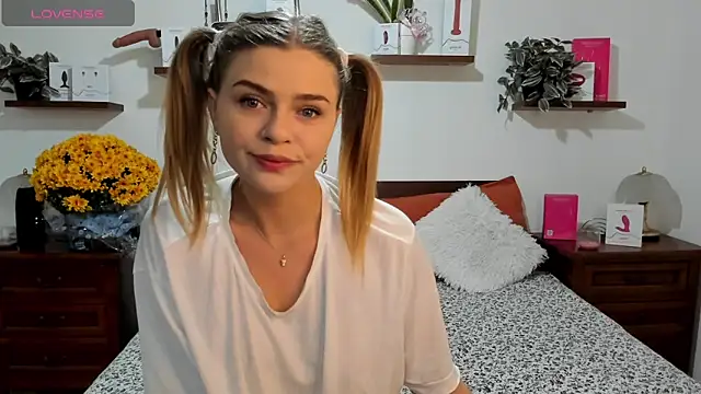 Snapshot of HaleyReedme chatting on 10-31-25, 07:53 HaleyReedme online show from 10-31-25, 07:53