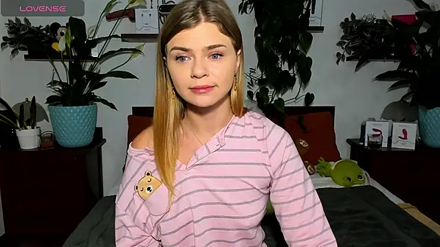 Snapshot of HaleyReedme chatting on 11-25-25, 08:14 HaleyReedme online show from 11-25-25, 08:14