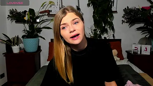 Snapshot of HaleyReedme chatting on 11-26-25, 08:15 HaleyReedme online show from 11-26-25, 08:15