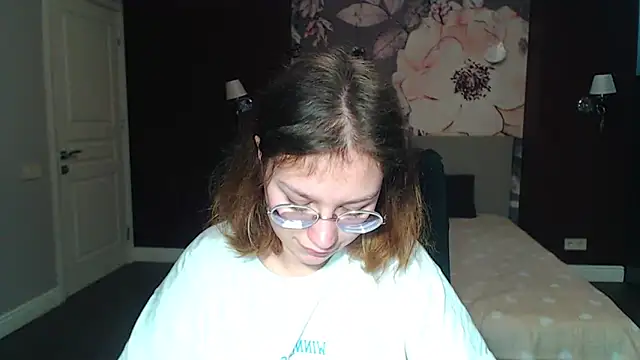 Snapshot of AngelinaLow chatting on 03-13-25, 03:17 AngelinaLow online show from 03-13-25, 03:17