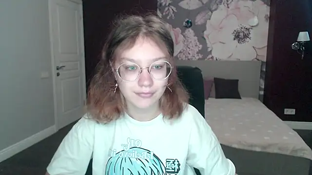 Snapshot of AngelinaLow chatting on 03-18-25, 06:25 AngelinaLow online show from 03-18-25, 06:25