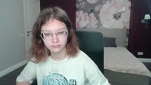 Snapshot of AngelinaLow chatting on 03-18-25, 09:42 AngelinaLow online show from 03-18-25, 09:42