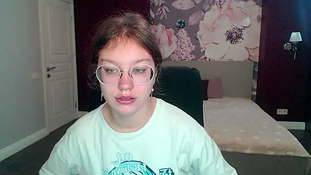 Snapshot of AngelinaLow chatting on 03-19-25, 12:12 AngelinaLow online show from 03-19-25, 12:12