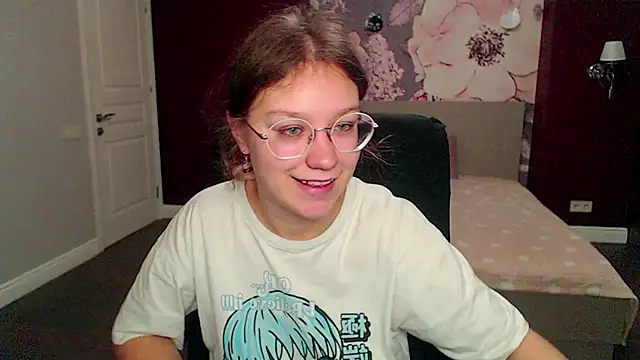 Snapshot of AngelinaLow chatting on 03-19-25, 03:19 AngelinaLow online show from 03-19-25, 03:19