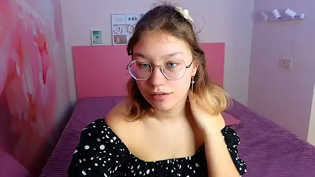 Snapshot of AngelinaLow chatting on 03-20-25, 03:25 AngelinaLow online show from 03-20-25, 03:25