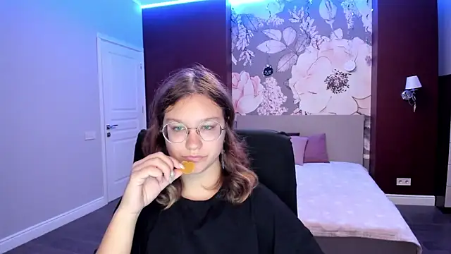 Snapshot of AngelinaLow chatting on 09-08-25, 06:18 AngelinaLow online show from 09-08-25, 06:18