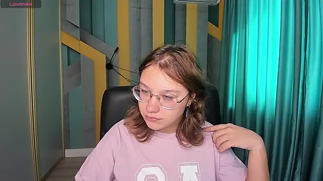 Snapshot of AngelinaLow chatting on 09-15-25, 11:21 AngelinaLow online show from 09-15-25, 11:21