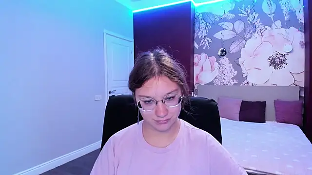 Snapshot of AngelinaLow chatting on 09-17-25, 11:23 AngelinaLow online show from 09-17-25, 11:23