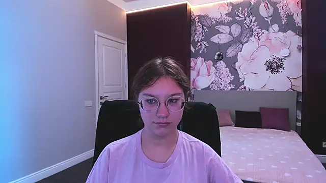 Snapshot of AngelinaLow chatting on 09-18-25, 11:23 AngelinaLow online show from 09-18-25, 11:23