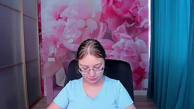 Snapshot of AngelinaLow chatting on 09-23-25, 11:24 AngelinaLow online show from 09-23-25, 11:24