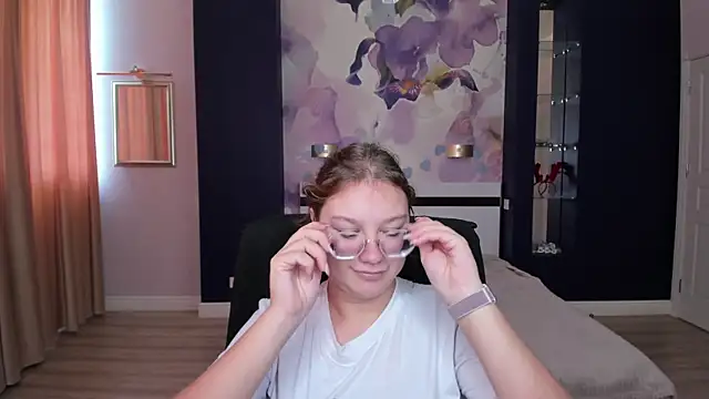 Snapshot of AngelinaLow chatting on 09-25-25, 11:36 AngelinaLow online show from 09-25-25, 11:36