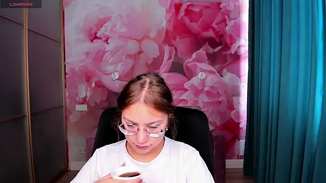 Snapshot of AngelinaLow chatting on 09-28-25, 11:26 AngelinaLow online show from 09-28-25, 11:26