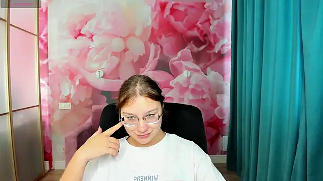 Snapshot of AngelinaLow chatting on 09-29-25, 11:26 AngelinaLow online show from 09-29-25, 11:26