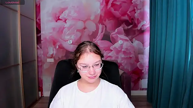 Snapshot of AngelinaLow chatting on 10-01-25, 11:27 AngelinaLow online show from 10-01-25, 11:27