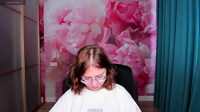 Snapshot of AngelinaLow chatting on 10-02-25, 11:28 AngelinaLow online show from 10-02-25, 11:28