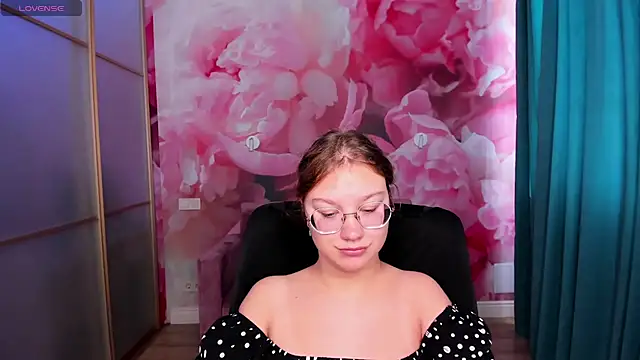 Snapshot of AngelinaLow chatting on 10-05-25, 05:28 AngelinaLow online show from 10-05-25, 05:28