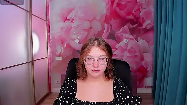 Snapshot of AngelinaLow chatting on 10-08-25, 11:30 AngelinaLow online show from 10-08-25, 11:30