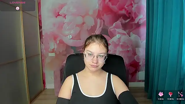 Snapshot of AngelinaLow chatting on 10-13-25, 11:32 AngelinaLow online show from 10-13-25, 11:32