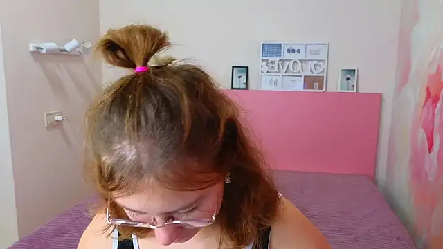 Snapshot of AngelinaLow chatting on 10-14-25, 11:33 AngelinaLow online show from 10-14-25, 11:33