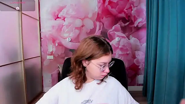 Snapshot of AngelinaLow chatting on 10-18-25, 05:21 AngelinaLow online show from 10-18-25, 05:21