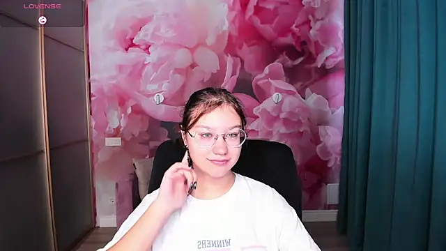 Snapshot of AngelinaLow chatting on 10-19-25, 05:30 AngelinaLow online show from 10-19-25, 05:30